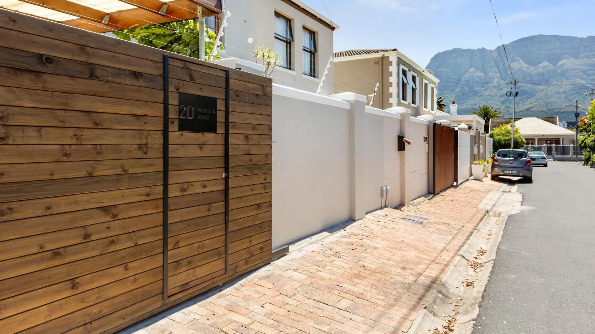 Newly Renovated! 2D On Nansen Apartment Cape Town