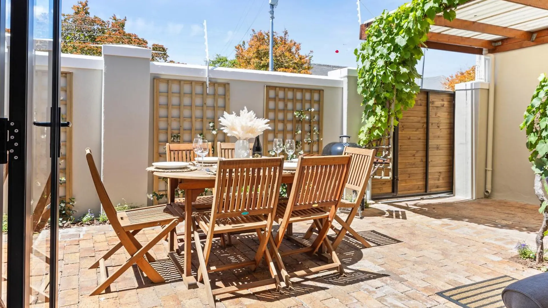 Newly Renovated! 2D On Nansen Apartment Cape Town South Africa