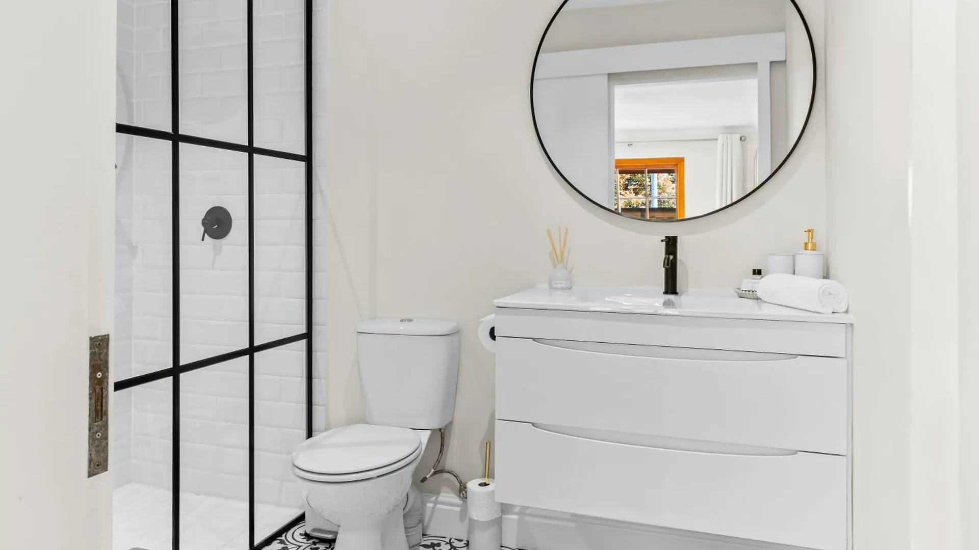 Newly Renovated! 2D On Nansen Apartment Cape Town South Africa