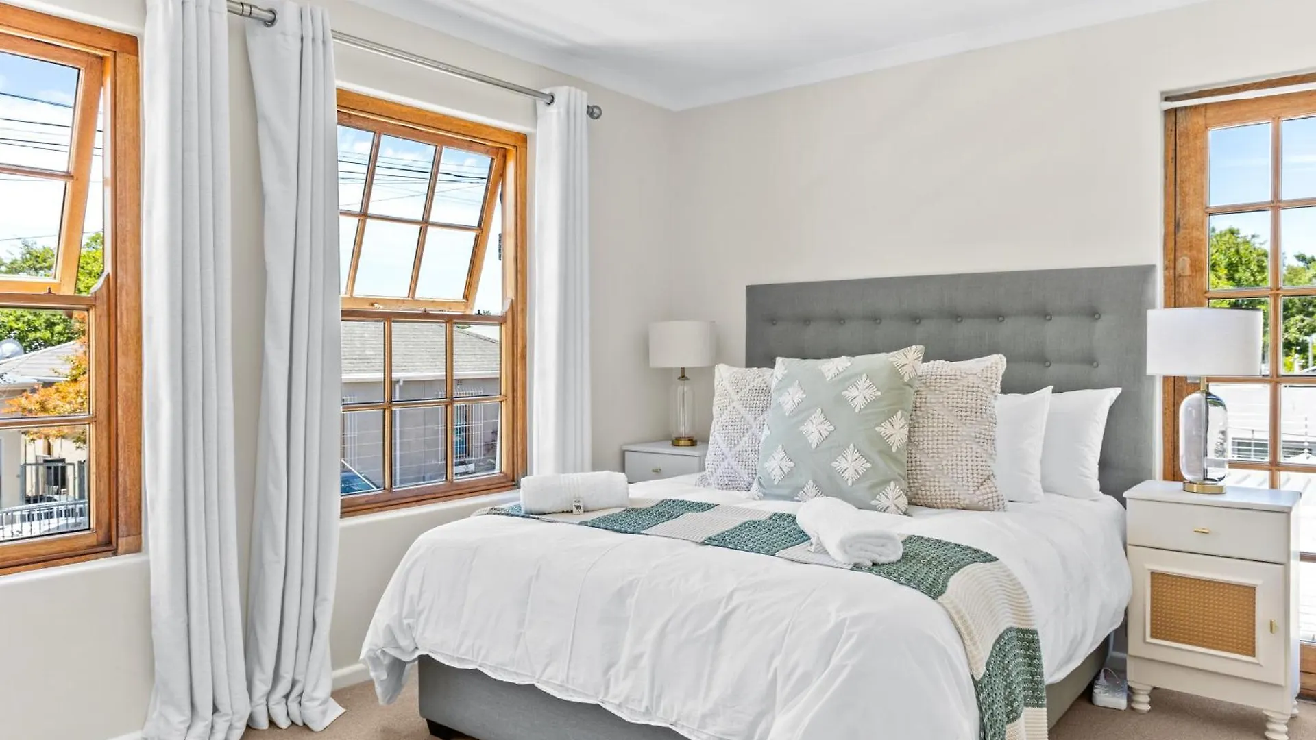 Newly Renovated! 2D On Nansen Apartment Cape Town