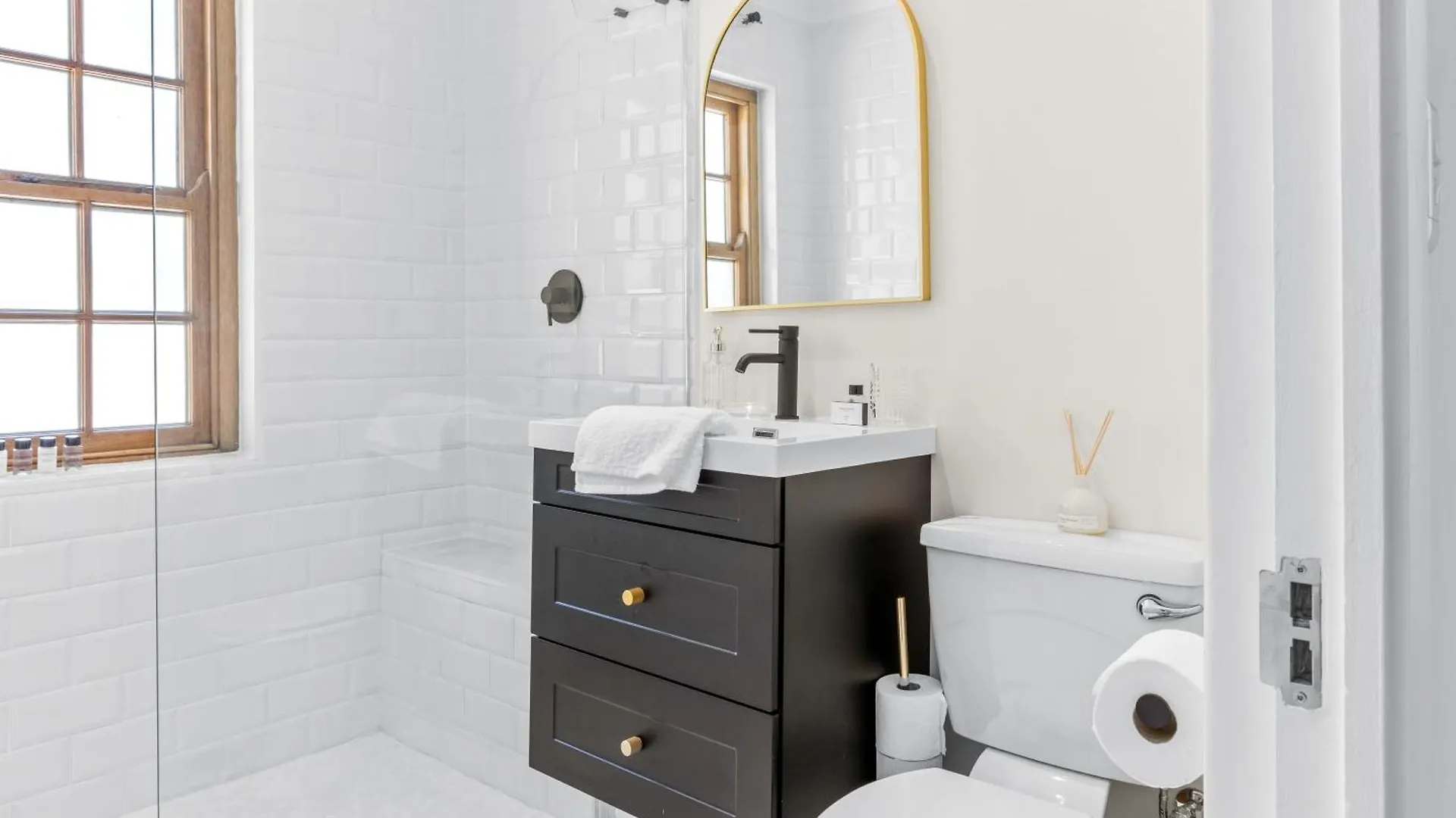 Newly Renovated! 2D On Nansen Apartment Cape Town